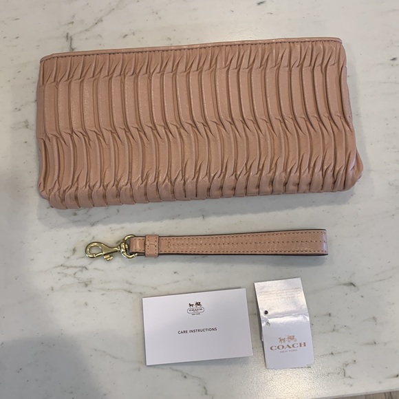 Coach Madison gathered leather zip wristlet clutch in color cappuccino. - Picture 4 of 8